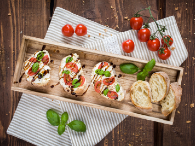 Bruschetta s burratou, paradajkami a balzamikovou redukciou